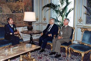 Il Presidente della Repubblica Oscar Luigi Scalfaro riceve la visita del Generale di Squadra Aerea Andrea Fornasiero, nuovo comandante della 5^ Forza aerea tattica alleata
