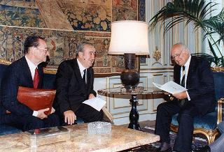 Il Presidente della Repubblica Oscar Luigi Scalfaro incontra l'on. Gianfranco Merli e Emo Sparisci, per presentare il volume: &quot;Ansaldo e Livorno&quot;