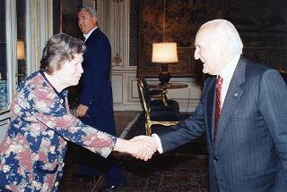 Il Presidente della Repubblica Oscar Luigi Scalfaro riceve in udienza la sig.ra Amelia Barbieri con il figlio Carlo Lunardon