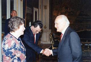 Il Presidente della Repubblica Oscar Luigi Scalfaro riceve in udienza la sig.ra Amelia Barbieri con il figlio Carlo Lunardon