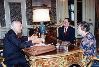 Il Presidente della Repubblica Oscar Luigi Scalfaro riceve in udienza la sig.ra Amelia Barbieri con il figlio Carlo Lunardon