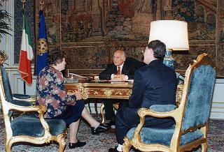 Il Presidente della Repubblica Oscar Luigi Scalfaro riceve in udienza la sig.ra Amelia Barbieri con il figlio Carlo Lunardon