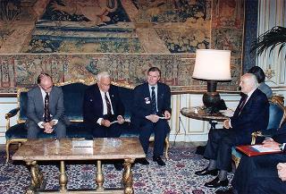 Il Presidente della Repubblica Oscar Luigi Scalfaro riceve in udienza William H. Huntley, presidente del Rotary International