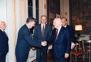 Il Presidente della Repubblica Oscar Luigi Scalfaro riceve in udienza William H. Huntley, presidente del Rotary International