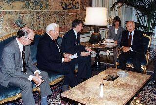 Il Presidente della Repubblica Oscar Luigi Scalfaro riceve in udienza William H. Huntley, presidente del Rotary International