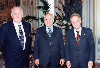 Il Presidente della Repubblica Oscar Luigi Scalfaro riceve in udienza il prof. Sabatino Moscati, nuovo presidente dell'Accademia nazionale dei Lincei, e il prof. Giorgio Salvini, presidente uscente