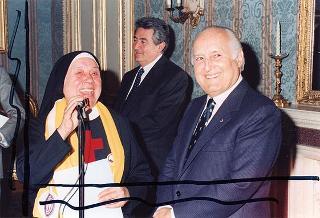 Il Presidente della Repubblica Oscar Luigi Scalfaro riceve in udienza Suor Serafina Dalla Porta, superiore generale dell'istituto "Figlie di San Camillo", con una delegazione della Congregazione per la beatificazione di madre Giuseppina Vannini, fondatrice dell'Ordine