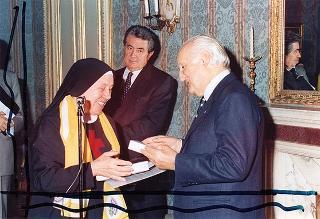 Il Presidente della Repubblica Oscar Luigi Scalfaro riceve in udienza Suor Serafina Dalla Porta, superiore generale dell'istituto "Figlie di San Camillo", con una delegazione della Congregazione per la beatificazione di madre Giuseppina Vannini, fondatrice dell'Ordine