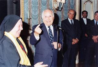 Il Presidente della Repubblica Oscar Luigi Scalfaro riceve in udienza Suor Serafina Dalla Porta, superiore generale dell'istituto "Figlie di San Camillo", con una delegazione della Congregazione per la beatificazione di madre Giuseppina Vannini, fondatrice dell'Ordine