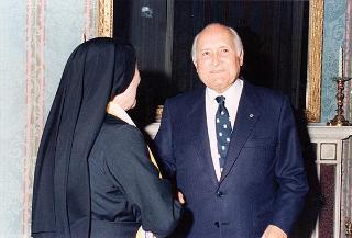 Il Presidente della Repubblica Oscar Luigi Scalfaro riceve in udienza Suor Serafina Dalla Porta, superiore generale dell'istituto "Figlie di San Camillo", con una delegazione della Congregazione per la beatificazione di madre Giuseppina Vannini, fondatrice dell'Ordine