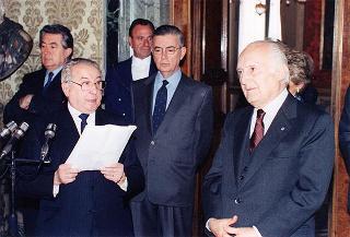 Il Presidente della Repubblica Oscar Luigi Scalfaro incontra alcuni esponenti del Centro culturale e di presenza politica "Alcide De Gasperi" di Torino