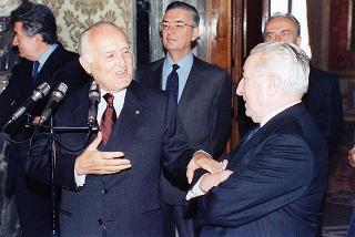 Il Presidente della Repubblica Oscar Luigi Scalfaro incontra alcuni esponenti del Centro culturale e di presenza politica "Alcide De Gasperi" di Torino