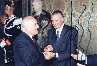 Il Presidente della Repubblica Oscar Luigi Scalfaro incontra alcuni esponenti del Centro culturale e di presenza politica "Alcide De Gasperi" di Torino