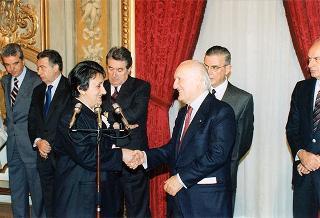 Il Presidente della Repubblica Oscar Luigi Scalfaro riceve in udienza alcuni esponenti dell'Ordine francescano secolare d'Italia e studenti vincitori del concorso "Progetto S. Chiara"