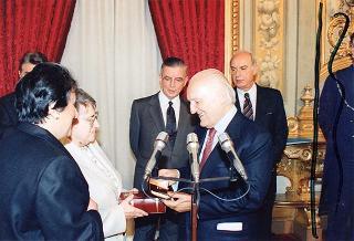 Il Presidente della Repubblica Oscar Luigi Scalfaro riceve in udienza alcuni esponenti dell'Ordine francescano secolare d'Italia e studenti vincitori del concorso "Progetto S. Chiara"