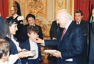 Il Presidente della Repubblica Oscar Luigi Scalfaro riceve in udienza alcuni esponenti dell'Ordine francescano secolare d'Italia e studenti vincitori del concorso "Progetto S. Chiara"