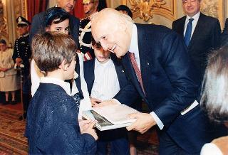 Il Presidente della Repubblica Oscar Luigi Scalfaro riceve in udienza alcuni esponenti dell'Ordine francescano secolare d'Italia e studenti vincitori del concorso "Progetto S. Chiara"