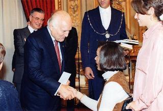 Il Presidente della Repubblica Oscar Luigi Scalfaro riceve in udienza alcuni esponenti dell'Ordine francescano secolare d'Italia e studenti vincitori del concorso "Progetto S. Chiara"