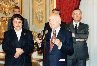 Il Presidente della Repubblica Oscar Luigi Scalfaro riceve in udienza alcuni esponenti dell'Ordine francescano secolare d'Italia e studenti vincitori del concorso "Progetto S. Chiara"