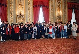 Il Presidente della Repubblica Oscar Luigi Scalfaro riceve in udienza alcuni esponenti dell'Ordine francescano secolare d'Italia e studenti vincitori del concorso "Progetto S. Chiara"