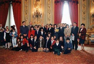 Il Presidente della Repubblica Oscar Luigi Scalfaro riceve in udienza alcuni esponenti dell'Ordine francescano secolare d'Italia e studenti vincitori del concorso "Progetto S. Chiara"