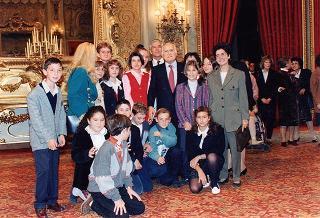 Il Presidente della Repubblica Oscar Luigi Scalfaro riceve in udienza alcuni esponenti dell'Ordine francescano secolare d'Italia e studenti vincitori del concorso "Progetto S. Chiara"