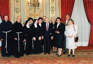 Il Presidente della Repubblica Oscar Luigi Scalfaro riceve in udienza alcuni esponenti dell'Ordine francescano secolare d'Italia e studenti vincitori del concorso "Progetto S. Chiara"
