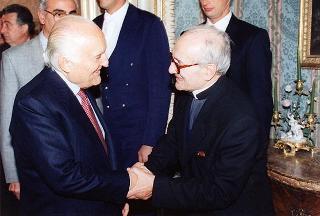 Il Presidente della Repubblica Oscar Luigi Scalfaro incontra Don Angelo Brunelli, parroco del Santuario della Madonna della Quercia, con alcuni collaboratori