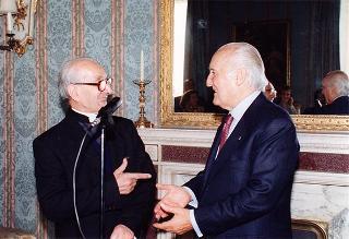 Il Presidente della Repubblica Oscar Luigi Scalfaro incontra Don Angelo Brunelli, parroco del Santuario della Madonna della Quercia, con alcuni collaboratori