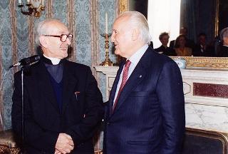 Il Presidente della Repubblica Oscar Luigi Scalfaro incontra Don Angelo Brunelli, parroco del Santuario della Madonna della Quercia, con alcuni collaboratori