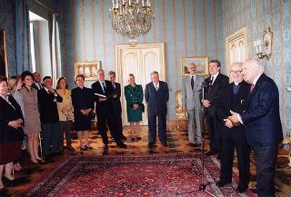Il Presidente della Repubblica Oscar Luigi Scalfaro incontra Don Angelo Brunelli, parroco del Santuario della Madonna della Quercia, con alcuni collaboratori