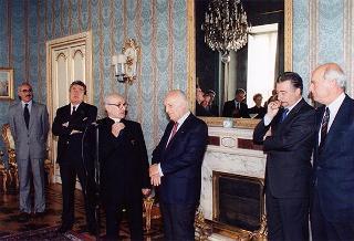Il Presidente della Repubblica Oscar Luigi Scalfaro incontra Don Angelo Brunelli, parroco del Santuario della Madonna della Quercia, con alcuni collaboratori