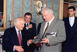 Il Presidente della Repubblica Oscar Luigi Scalfaro incontra Don Angelo Brunelli, parroco del Santuario della Madonna della Quercia, con alcuni collaboratori