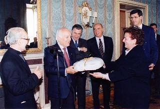 Il Presidente della Repubblica Oscar Luigi Scalfaro incontra Don Angelo Brunelli, parroco del Santuario della Madonna della Quercia, con alcuni collaboratori