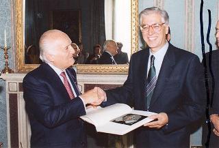 Il Presidente della Repubblica Oscar Luigi Scalfaro incontra Don Angelo Brunelli, parroco del Santuario della Madonna della Quercia, con alcuni collaboratori