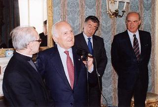 Il Presidente della Repubblica Oscar Luigi Scalfaro incontra Don Angelo Brunelli, parroco del Santuario della Madonna della Quercia, con alcuni collaboratori