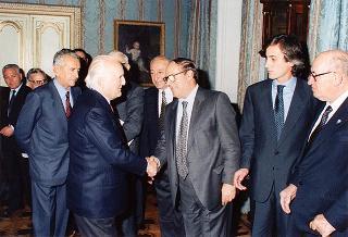 Il Presidente della Repubblica Oscar Luigi Scalfaro riceve in udienza il prof. Giuseppe Arcaroli, presidente dell'Associazione nazionale vittime civili di guerra, con il Consiglio nazionale