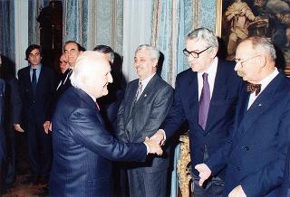 Il Presidente della Repubblica Oscar Luigi Scalfaro riceve in udienza il prof. Giuseppe Arcaroli, presidente dell'Associazione nazionale vittime civili di guerra, con il Consiglio nazionale