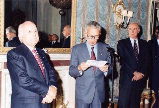 Il Presidente della Repubblica Oscar Luigi Scalfaro riceve in udienza il prof. Giuseppe Arcaroli, presidente dell'Associazione nazionale vittime civili di guerra, con il Consiglio nazionale