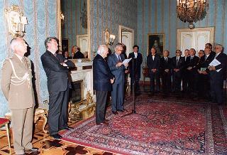 Il Presidente della Repubblica Oscar Luigi Scalfaro riceve in udienza il prof. Giuseppe Arcaroli, presidente dell'Associazione nazionale vittime civili di guerra, con il Consiglio nazionale
