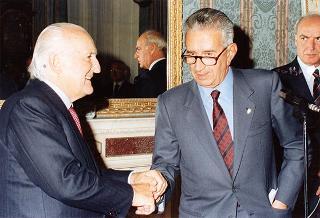 Il Presidente della Repubblica Oscar Luigi Scalfaro riceve in udienza il prof. Giuseppe Arcaroli, presidente dell'Associazione nazionale vittime civili di guerra, con il Consiglio nazionale