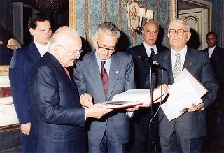 Il Presidente della Repubblica Oscar Luigi Scalfaro riceve in udienza il prof. Giuseppe Arcaroli, presidente dell'Associazione nazionale vittime civili di guerra, con il Consiglio nazionale