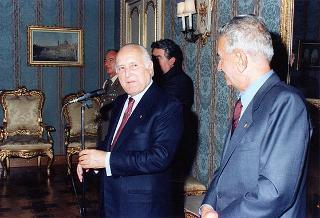 Il Presidente della Repubblica Oscar Luigi Scalfaro riceve in udienza il prof. Giuseppe Arcaroli, presidente dell'Associazione nazionale vittime civili di guerra, con il Consiglio nazionale