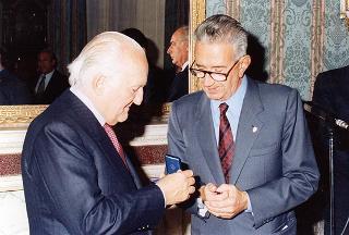 Il Presidente della Repubblica Oscar Luigi Scalfaro riceve in udienza il prof. Giuseppe Arcaroli, presidente dell'Associazione nazionale vittime civili di guerra, con il Consiglio nazionale