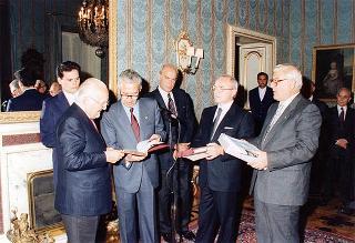 Il Presidente della Repubblica Oscar Luigi Scalfaro riceve in udienza il prof. Giuseppe Arcaroli, presidente dell'Associazione nazionale vittime civili di guerra, con il Consiglio nazionale