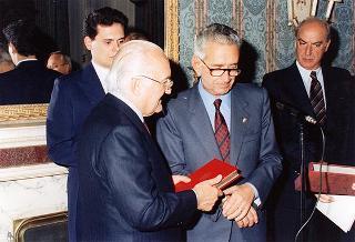 Il Presidente della Repubblica Oscar Luigi Scalfaro riceve in udienza il prof. Giuseppe Arcaroli, presidente dell'Associazione nazionale vittime civili di guerra, con il Consiglio nazionale