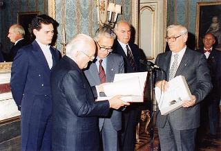 Il Presidente della Repubblica Oscar Luigi Scalfaro riceve in udienza il prof. Giuseppe Arcaroli, presidente dell'Associazione nazionale vittime civili di guerra, con il Consiglio nazionale