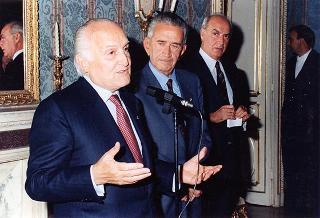 Il Presidente della Repubblica Oscar Luigi Scalfaro riceve in udienza il prof. Giuseppe Arcaroli, presidente dell'Associazione nazionale vittime civili di guerra, con il Consiglio nazionale