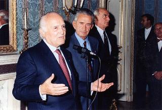 Il Presidente della Repubblica Oscar Luigi Scalfaro riceve in udienza il prof. Giuseppe Arcaroli, presidente dell'Associazione nazionale vittime civili di guerra, con il Consiglio nazionale