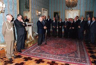 Il Presidente della Repubblica Oscar Luigi Scalfaro riceve in udienza il prof. Giuseppe Arcaroli, presidente dell'Associazione nazionale vittime civili di guerra, con il Consiglio nazionale